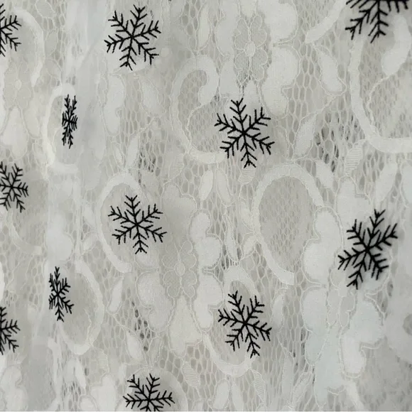 Snowflake and lace blouse - Picture 5 of 12